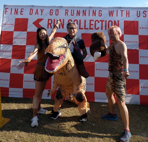 恐竜ラン。大高緑地で開催された、着ぐるみを着て3.5Km走る大会。